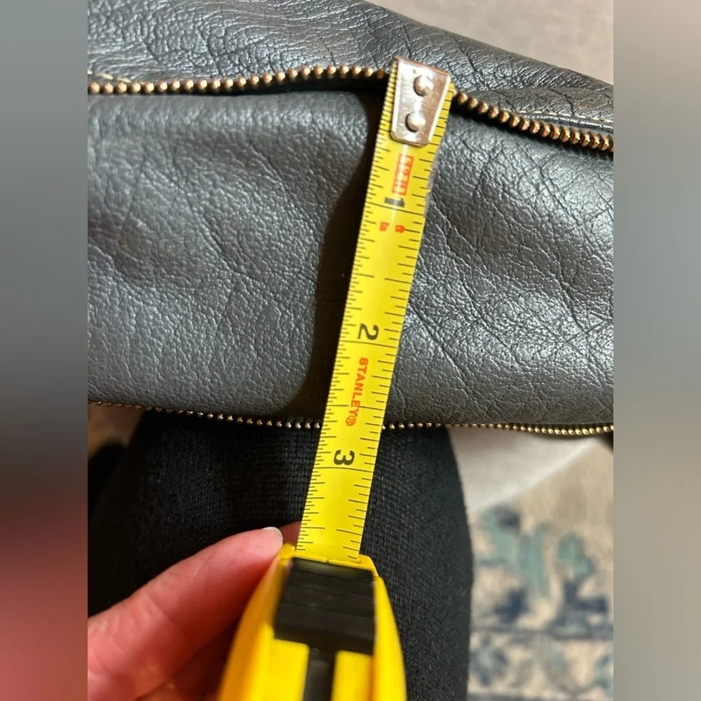 Dooney & Bourke grey leather hobo zip shoulder bag, bottom expandable to 3”